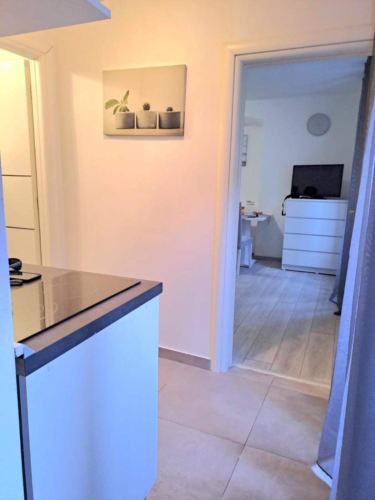 Studio Apartment Lola Каштела Экстерьер фото