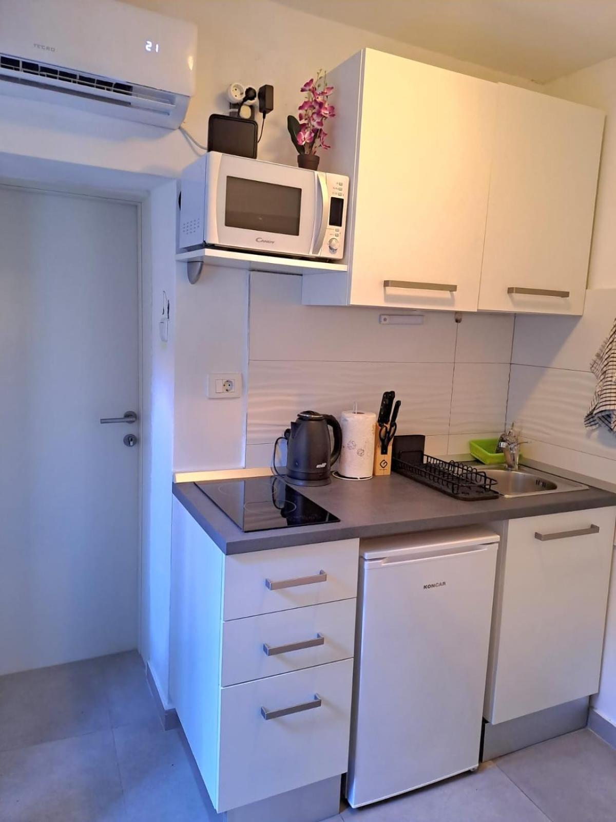 Studio Apartment Lola Каштела Экстерьер фото