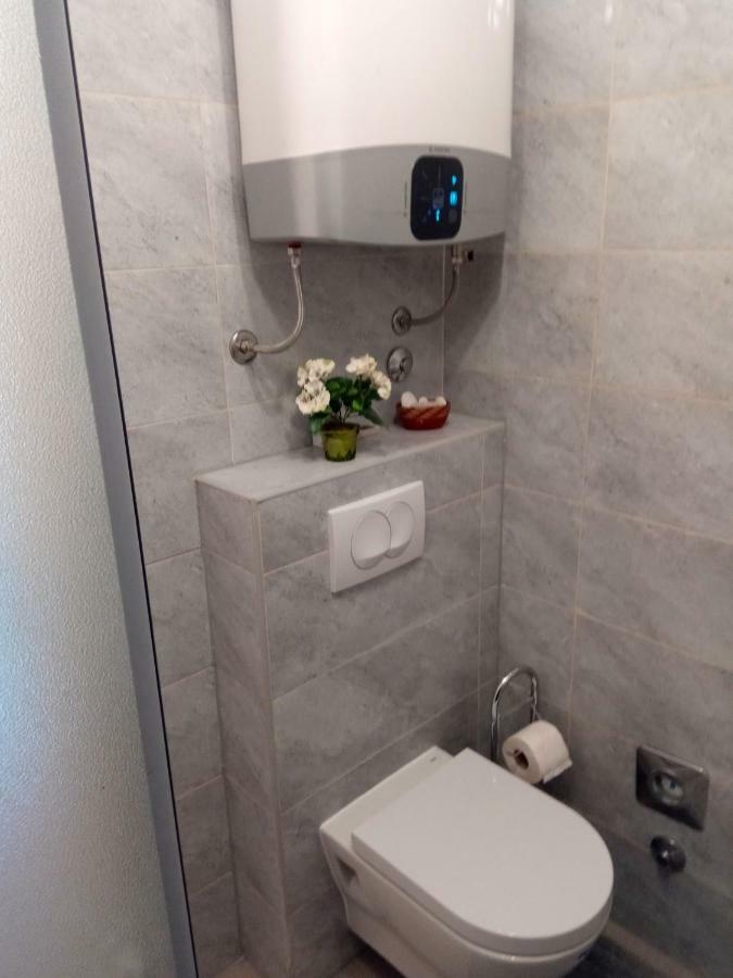 Studio Apartment Lola Каштела Экстерьер фото
